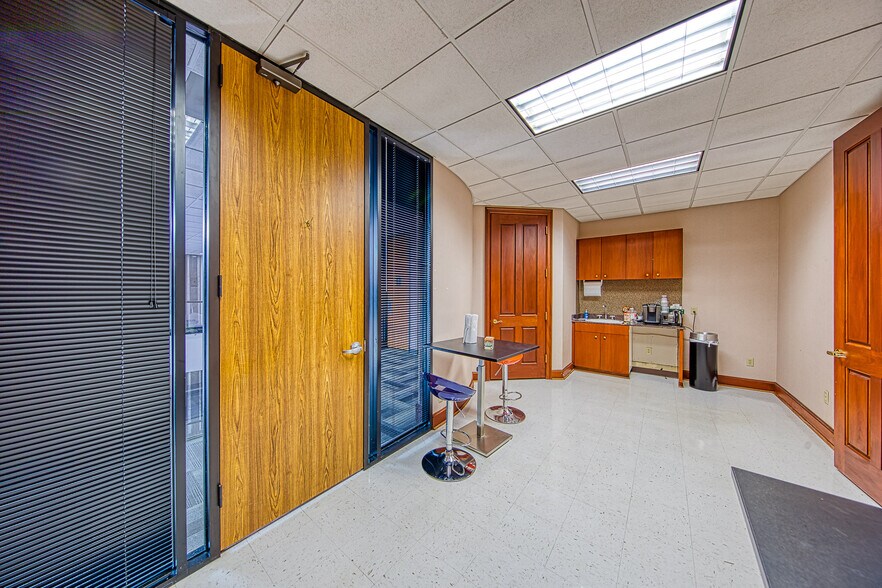 More Photos Of 1300 N Sam Houston Pky E, Houston Office Residential For Lease