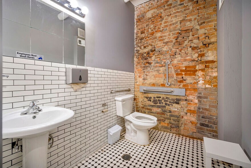 More Photos Of 1833 Vine St, Cincinnati Storefront Retail Residential For Lease