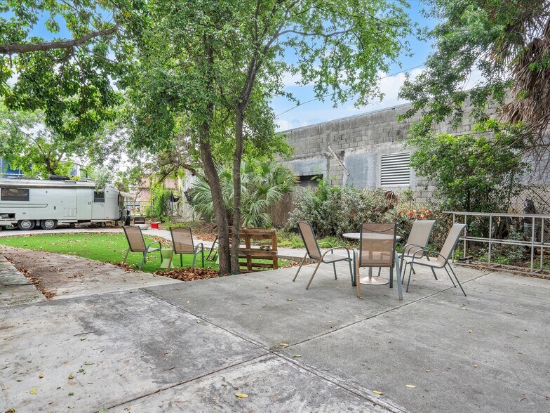 More Photos Of 251-253 NE 69th St, Miami Warehouse For Lease