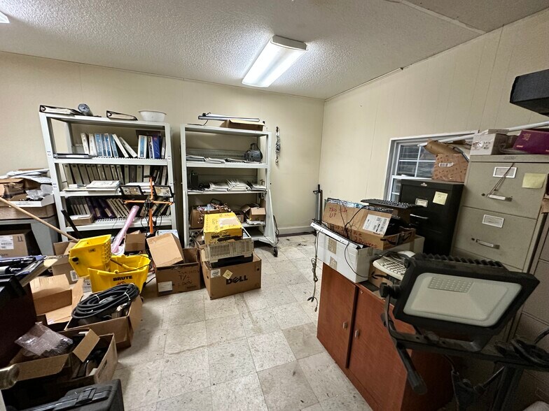 More Photos Of 600 N Long St, Salisbury Warehouse For Lease