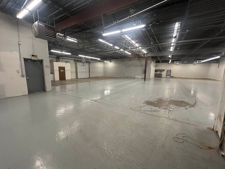 More Photos Of 11501-11555 K Tel Dr, Minnetonka Showroom For Lease