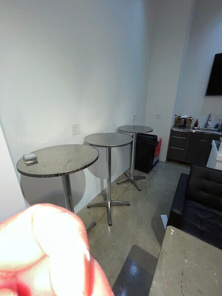 More Photos Of 219 N Elizabeth St, Chicago Showroom For Sale