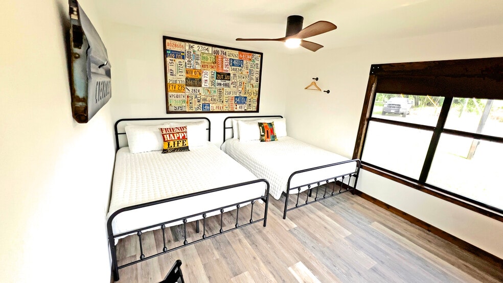 More Photos Of 98 Avenue A, Conroe General Retail For Lease