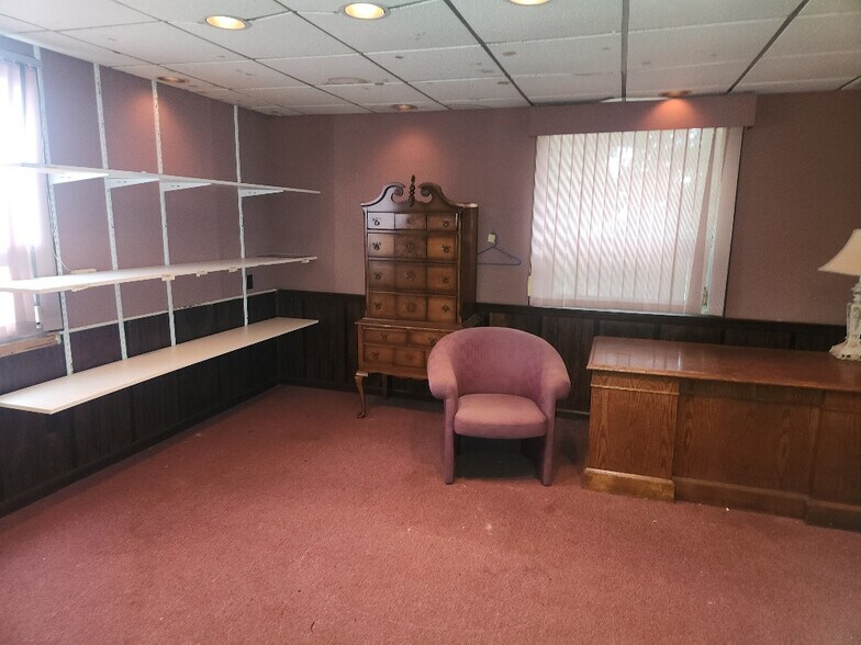 More Photos Of 370 Ardale St, West Haven Light Manufacturing For Sale
