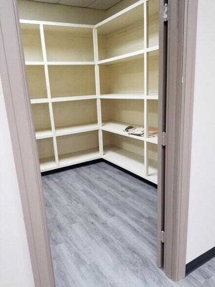 More Photos Of 49 Public Sq, Shelbyville Office For Sale