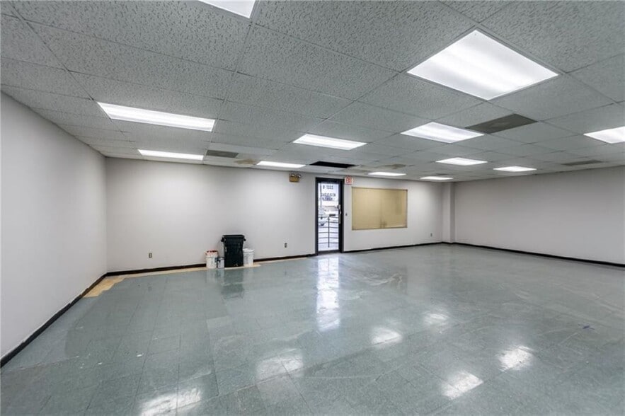 More Photos Of 2327 N Belt Hwy, Saint Joseph General Retail For Lease
