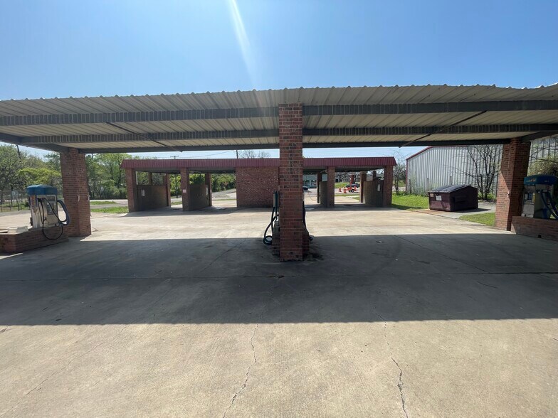 More Photos Of 931 E Dallas Ave, Cooper Self Storage For Sale