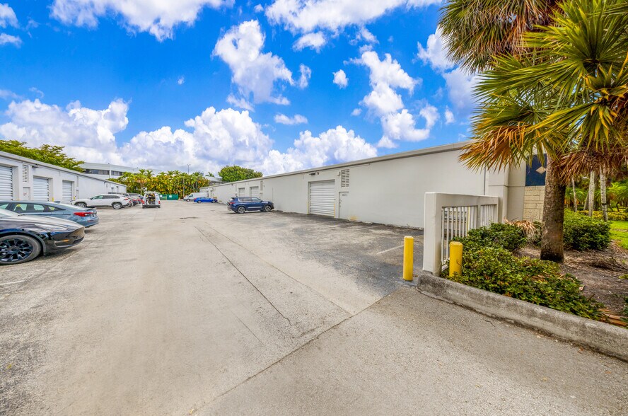 More Photos Of 8125-8165 NW 33rd St, Doral Light Manufacturing For Sale