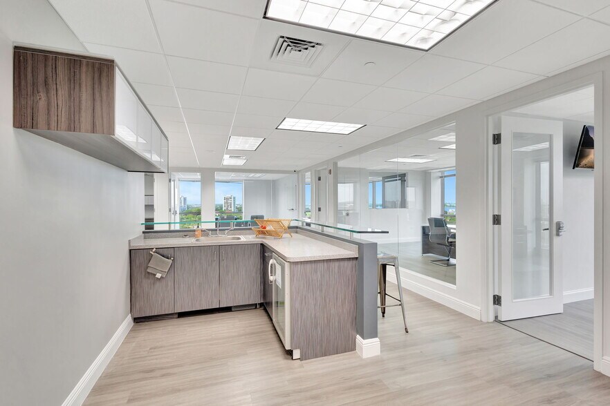 More Photos Of 1645 Palm Beach Lakes Blvd, West Palm Beach Office For Lease