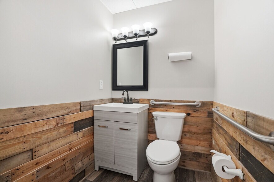 More Photos Of 16821 Park Circle Dr, Chagrin Falls Office For Sale