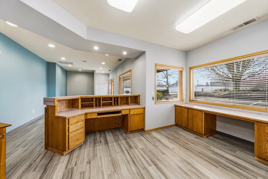 More Photos Of 925 Town Centre Dr, Medford Medical For Lease
