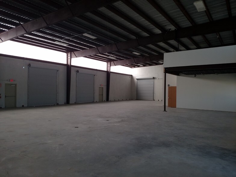 More Photos Of 850 Lawrence Rd, League City Light Distribution For Sale