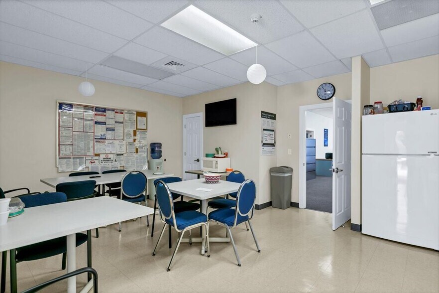 More Photos Of 118 Quinnipiac Ave, North Haven Warehouse For Lease