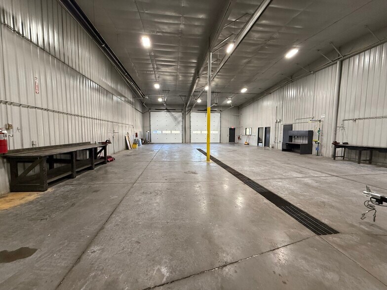 More Photos Of 10435 Bronzewood Dr, Dubuque Warehouse For Sale