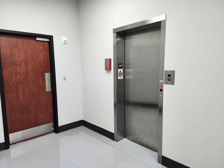 More Photos Of 528 Sunbury Rd, Midway Warehouse For Lease