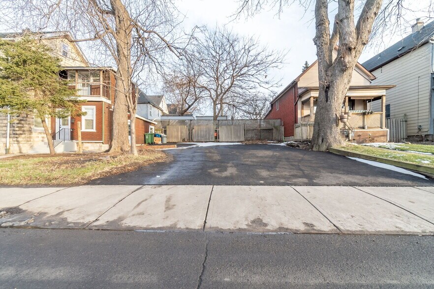 Primary Photo Of 910 Burlington St E, Hamilton Apartments For Sale