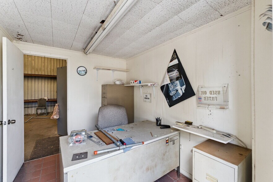 More Photos Of 11 W Magnolia St, Davenport Warehouse For Sale