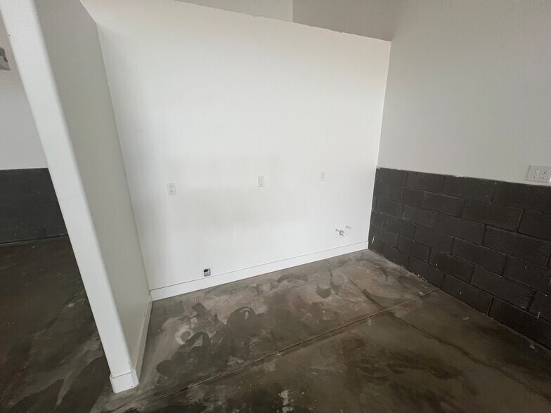 More Photos Of 448 Commerce Dr, Hurricane Warehouse For Sale