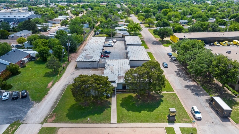 More Photos Of 209 S Pioneer Dr, Abilene Flex For Lease