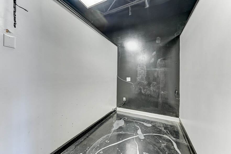 More Photos Of 324 Fm-1960 Rd, Houston General Retail For Sale