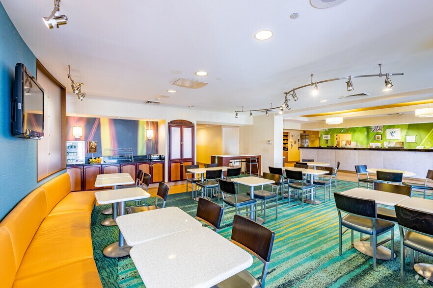 More Photos Of 16 Trinity Point Dr, Washington Hotel For Sale