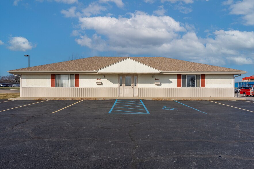 Primary Photo Of 804 Winchester Dr, Sedalia Medical For Sale