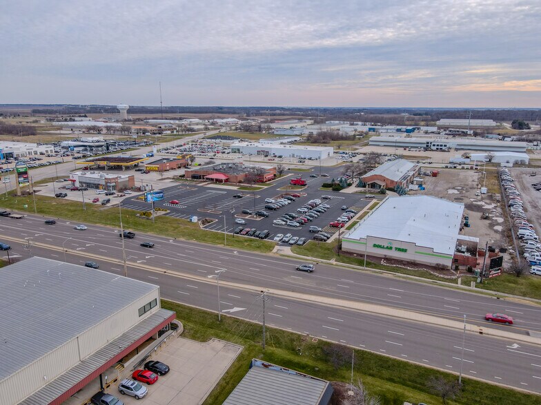 More Photos Of 1603 Morrissey Dr, Bloomington Storefront For Lease