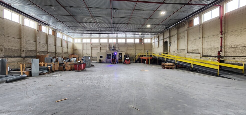 More Photos Of 730 N Main St, Waterbury Warehouse For Lease