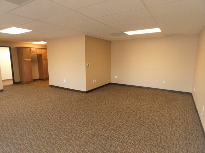 More Photos Of 5293 NE Elam Young Pky, Hillsboro Showroom For Lease