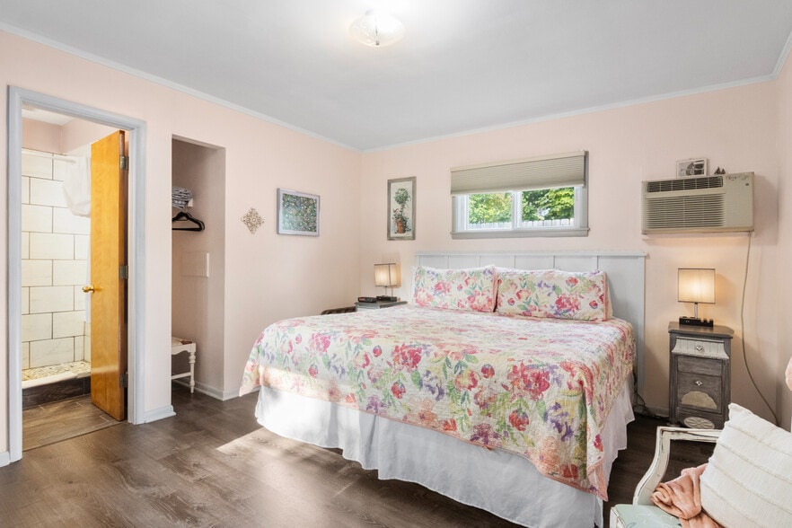 More Photos Of 4871 U.S. 31, Eastport Hotel For Sale