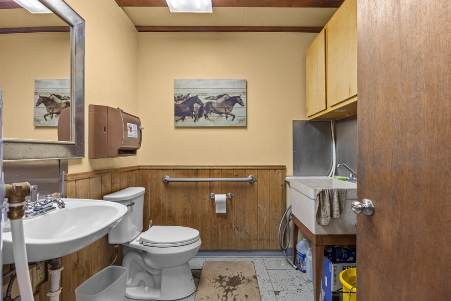 More Photos Of 320 Minter Ave, De Beque Convenience Store For Sale