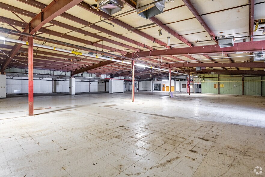 More Photos Of 612 E Lake St, Lake Mills Industrial For Sale
