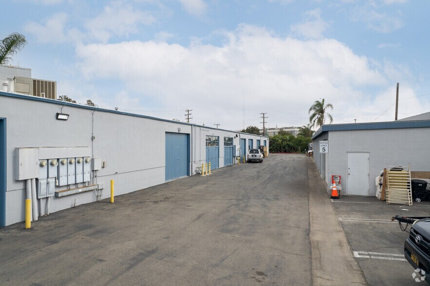 More Photos Of 1001 W 17th St, Costa Mesa Light Distribution For Lease