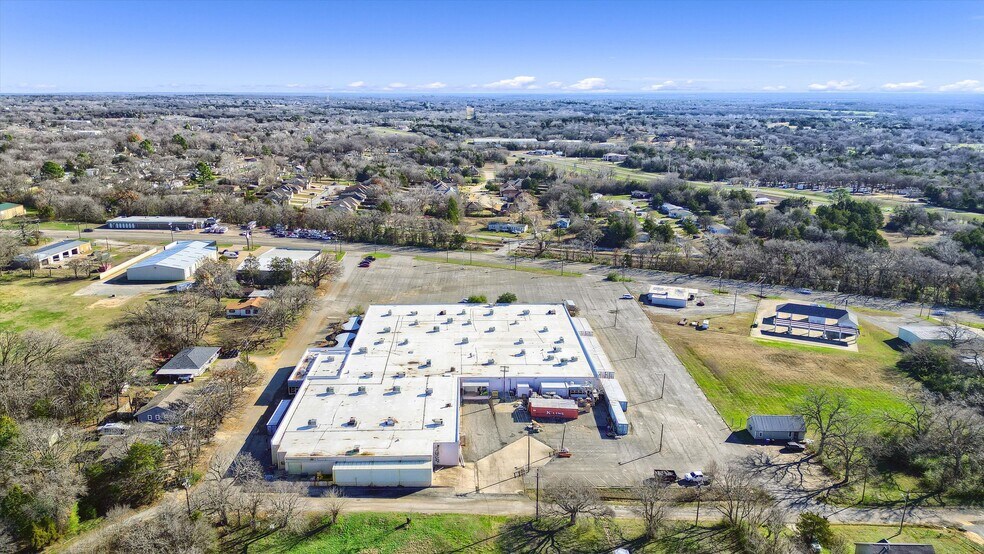 More Photos Of 3101 Woodlawn Blvd, Denison Flex For Lease