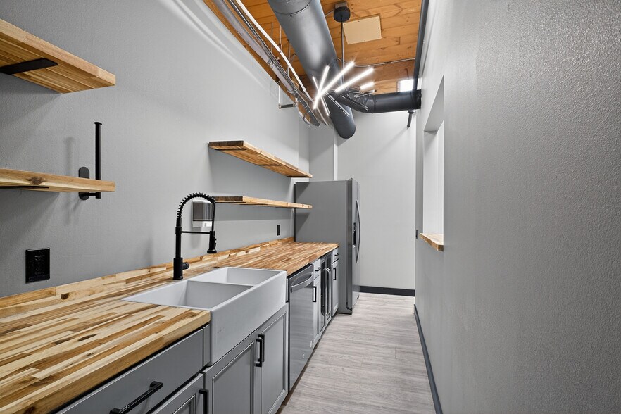 More Photos Of 4125 Market St, Ventura Light Manufacturing For Sale