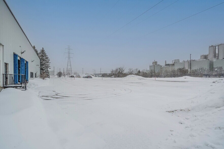 More Photos Of 50 Rue de Lauzon, Boucherville Flex For Lease