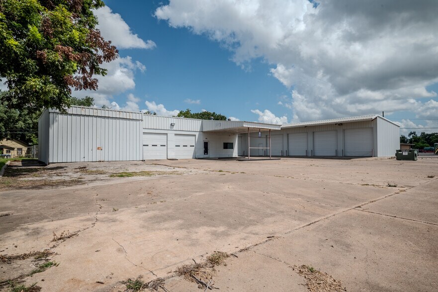 More Photos Of 619 E Jackson St, El Campo Warehouse For Lease