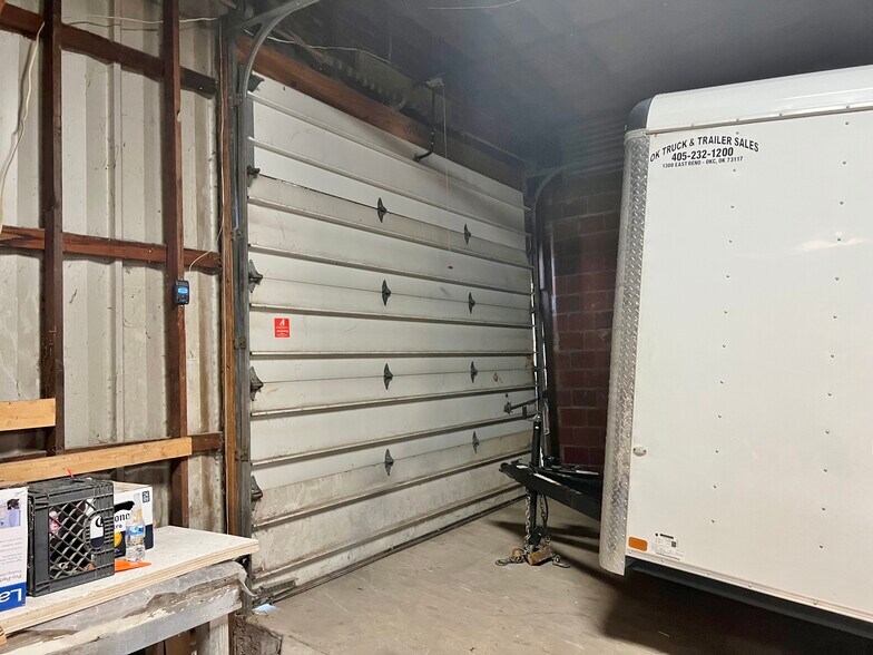 More Photos Of 3841-3845 NW 10th St, Oklahoma City Showroom For Lease