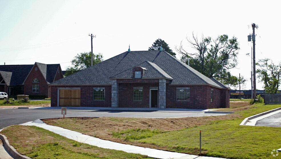 More Photos Of 305 N Beech Cir, Broken Arrow Office For Lease
