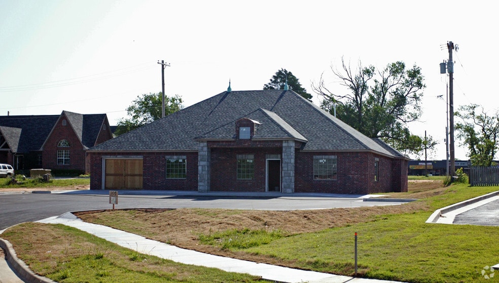 More Photos Of 305 N Beech Cir, Broken Arrow Medical For Lease
