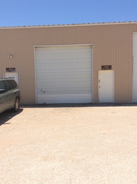 More Photos Of 1508 W Montgomery Ave, Midland Warehouse For Lease