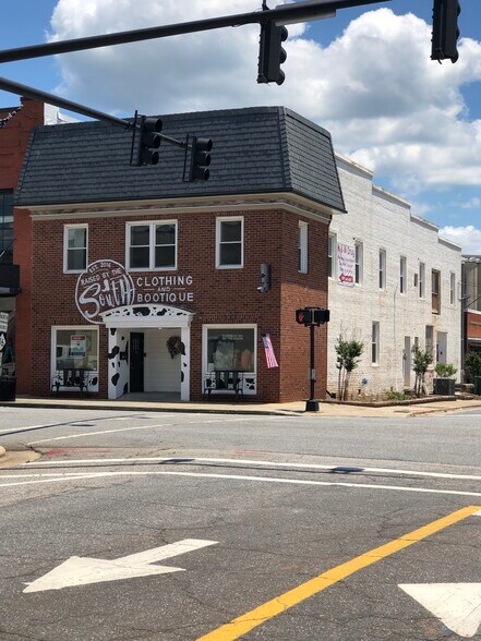 More Photos Of 103 N College Ave, Newton General Retail For Lease