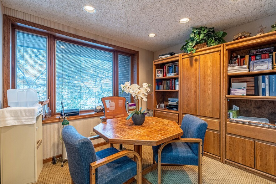 More Photos Of 915 N Milwaukee Ave, Libertyville Office For Lease