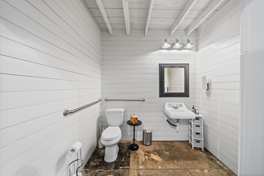 More Photos Of 1116 Austin St, Hempstead Storefront Retail Office For Sale