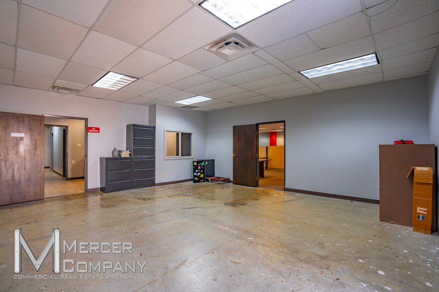 More Photos Of 2928 Story Rd W, Irving Distribution For Sale