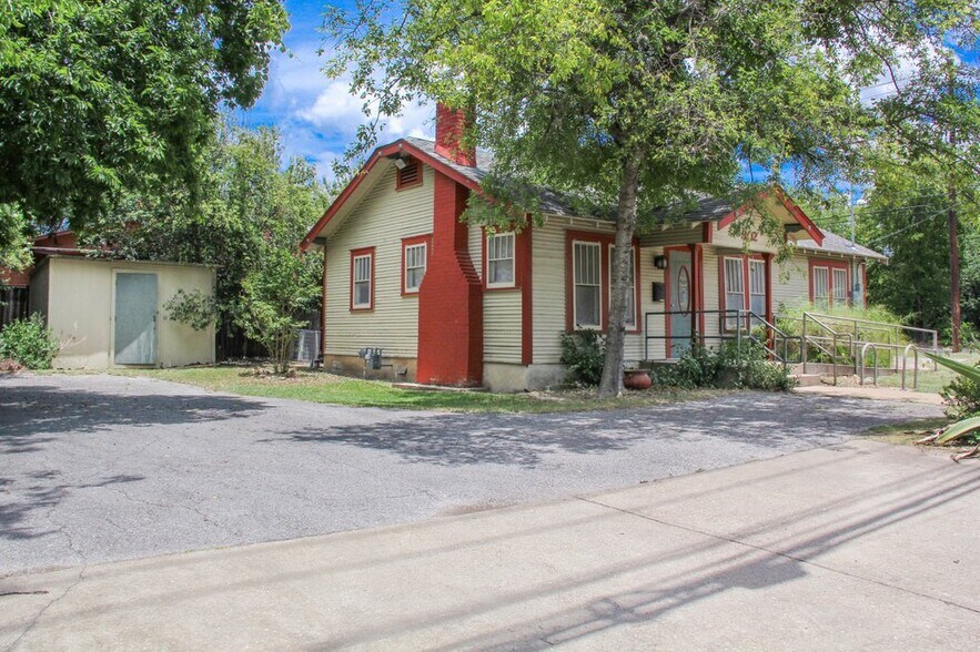 More Photos Of 802 W St Elmo Cir, Austin Office Residential For Sale