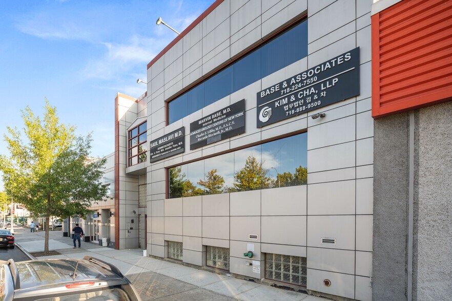 More Photos Of 21008 Northern Blvd, Bayside Medical For Lease