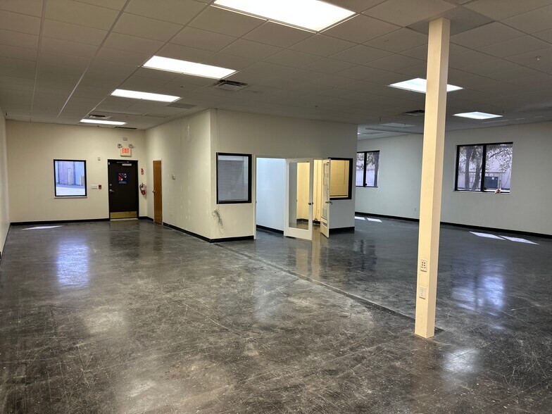 More Photos Of 733-737 Commerce Dr, Venice Unknown For Lease