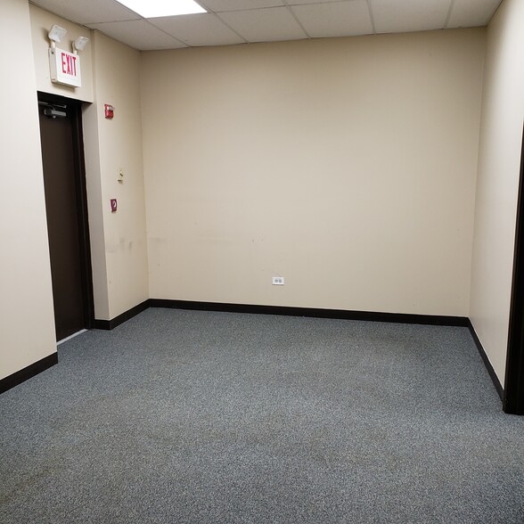 More Photos Of 554 Anderson Dr, Romeoville Warehouse For Lease