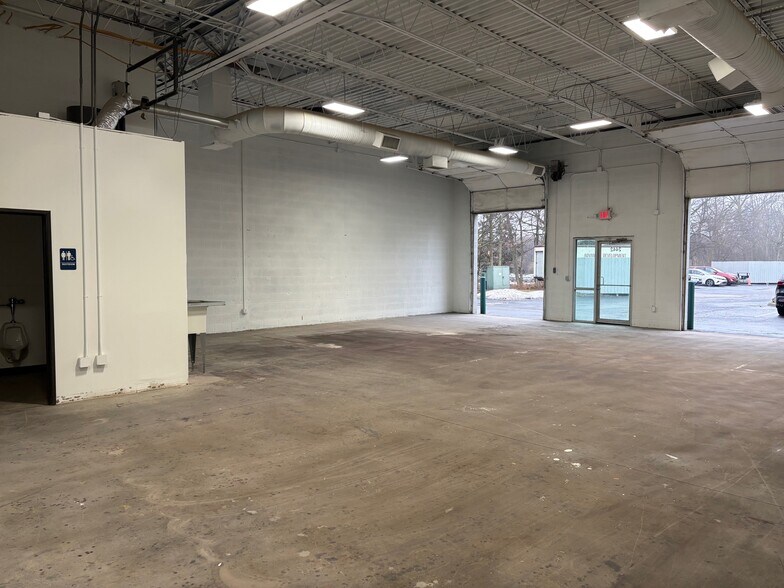 More Photos Of 2446 Advanced Business Center Dr, Columbus Showroom For Lease